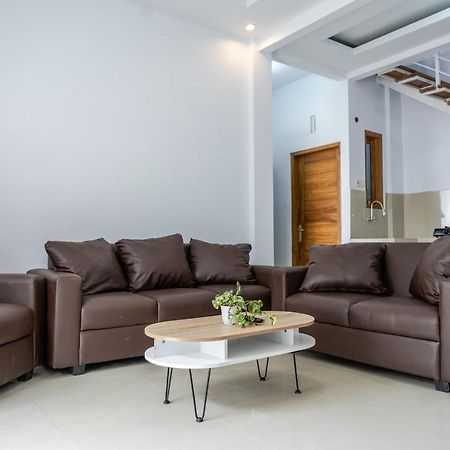 Azalia Homestay ยอกยาการ์ตา ภายนอก รูปภาพ