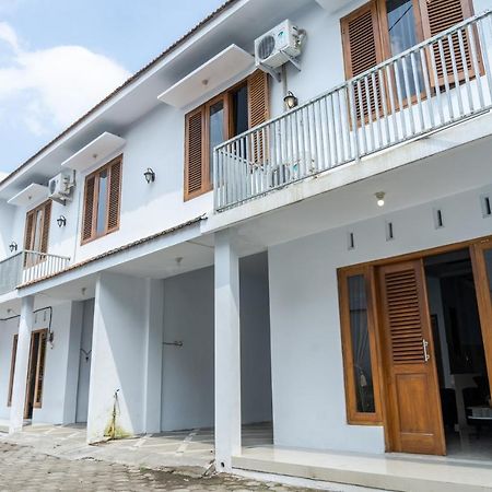 Azalia Homestay ยอกยาการ์ตา ภายนอก รูปภาพ