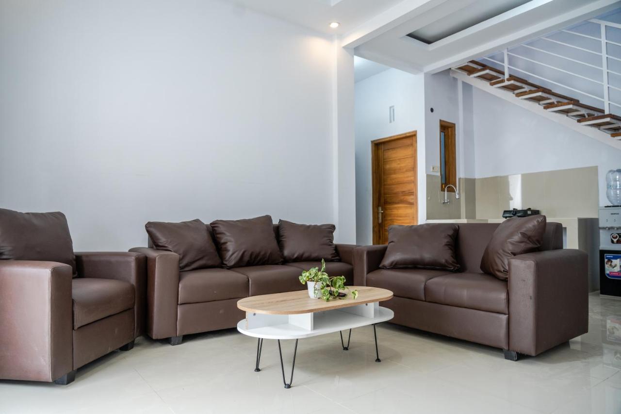 Azalia Homestay ยอกยาการ์ตา ภายนอก รูปภาพ