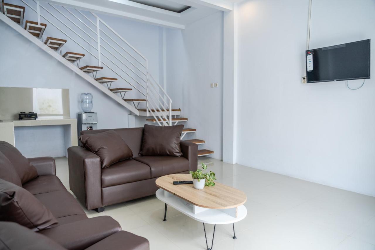 Azalia Homestay ยอกยาการ์ตา ภายนอก รูปภาพ