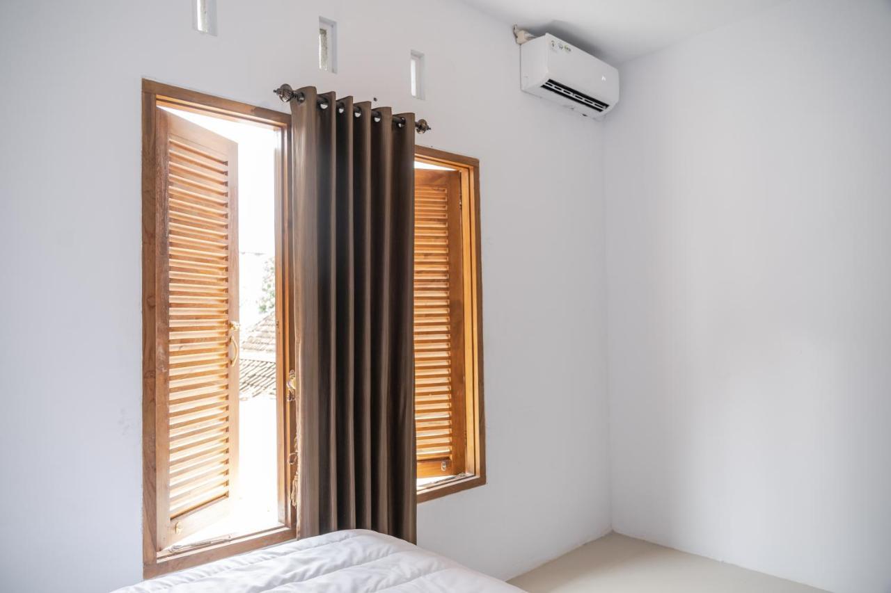 Azalia Homestay ยอกยาการ์ตา ภายนอก รูปภาพ