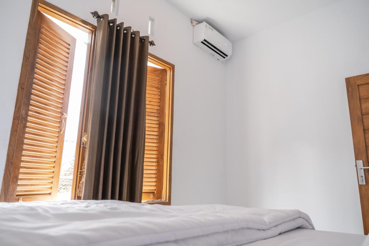 Azalia Homestay ยอกยาการ์ตา ภายนอก รูปภาพ