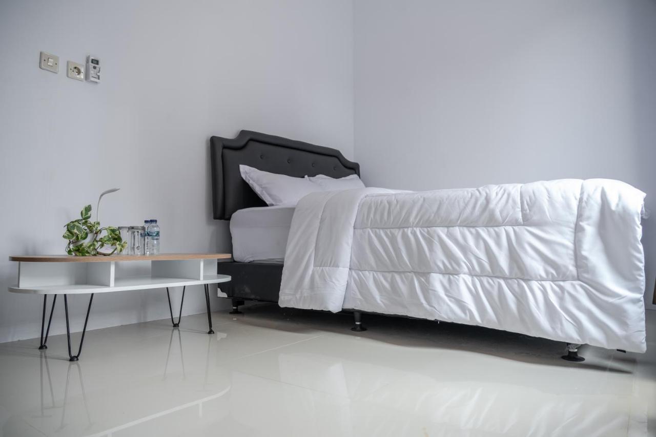 Azalia Homestay ยอกยาการ์ตา ภายนอก รูปภาพ