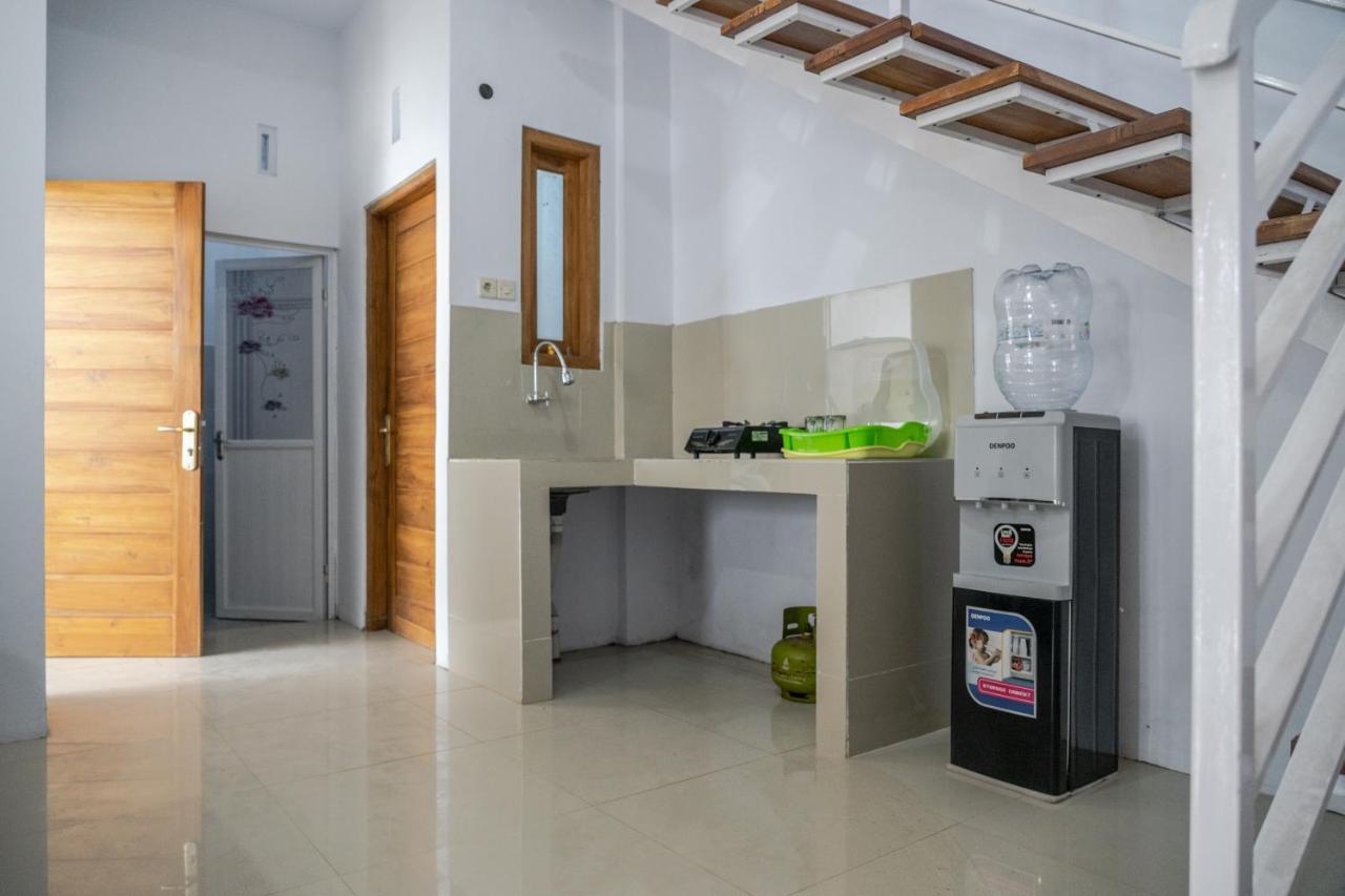 Azalia Homestay ยอกยาการ์ตา ภายนอก รูปภาพ