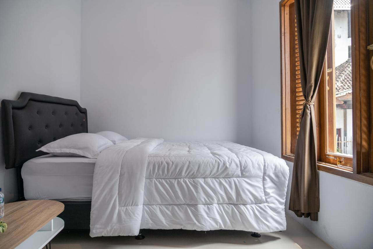 Azalia Homestay ยอกยาการ์ตา ภายนอก รูปภาพ
