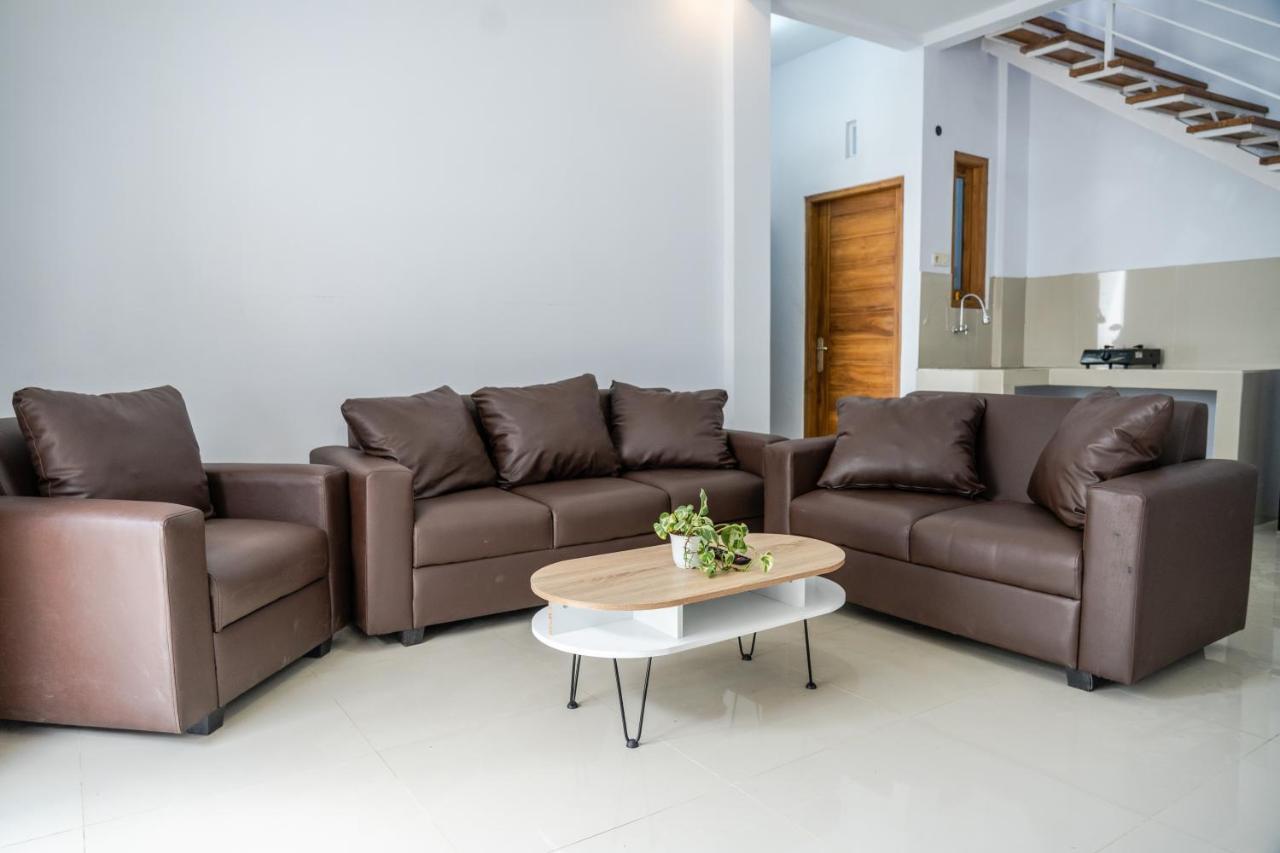 Azalia Homestay ยอกยาการ์ตา ภายนอก รูปภาพ