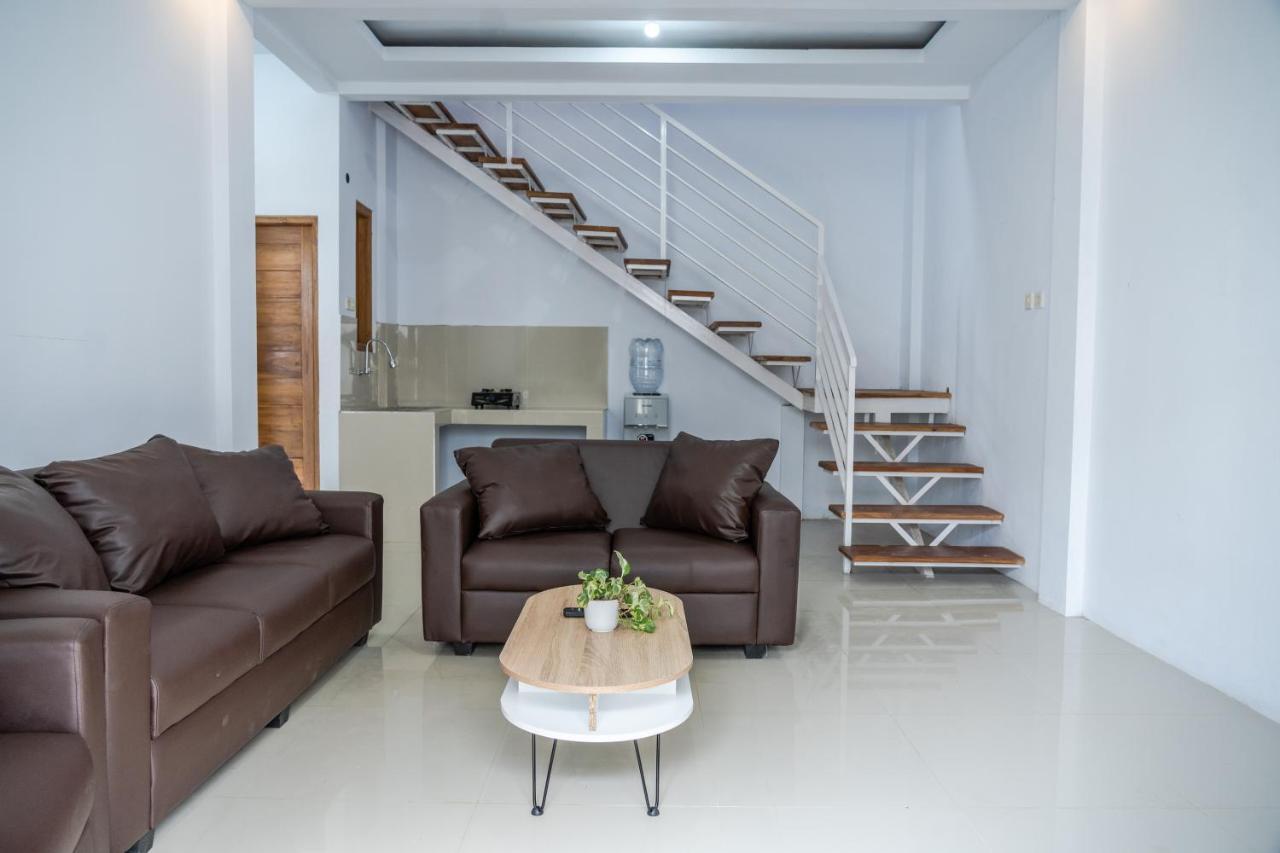 Azalia Homestay ยอกยาการ์ตา ภายนอก รูปภาพ