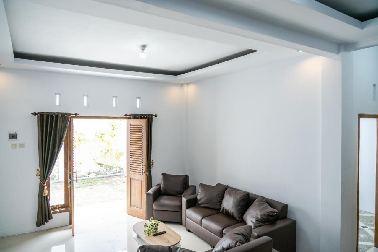 Azalia Homestay ยอกยาการ์ตา ภายนอก รูปภาพ